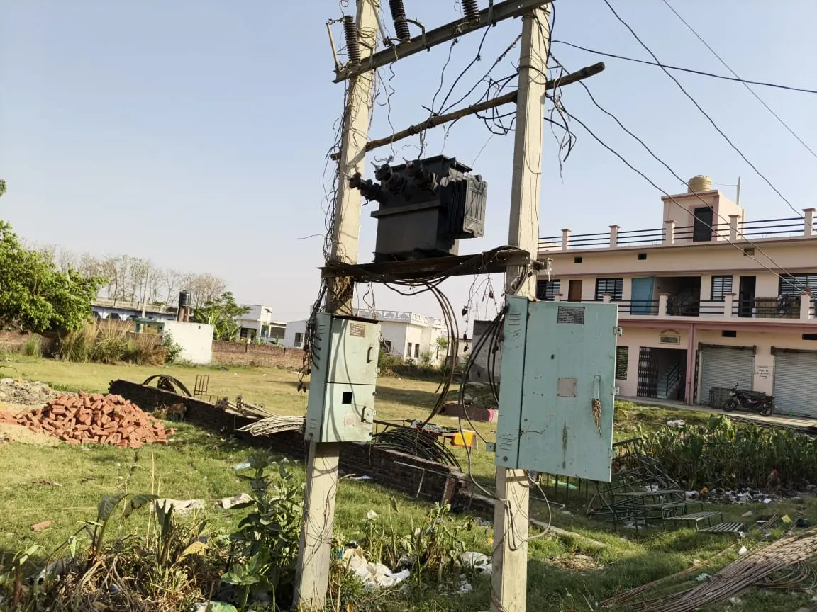 दो बार जला ट्रांसफार्मर, 20 घंटे बाद भी नहीं आई बिजली; भीषण गर्मी में लोग बेहाल