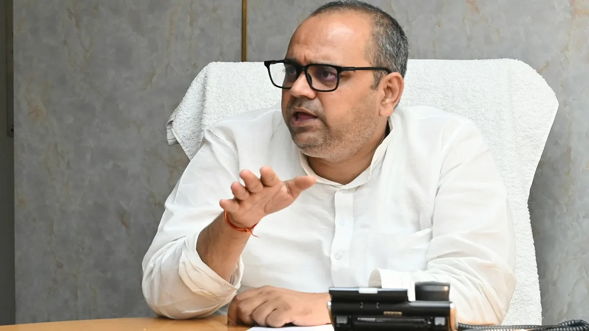 दिल्ली सरकार सड़क सुरक्षा को लेकर सख्त, दुर्घटनाएं कम करने पर जोर