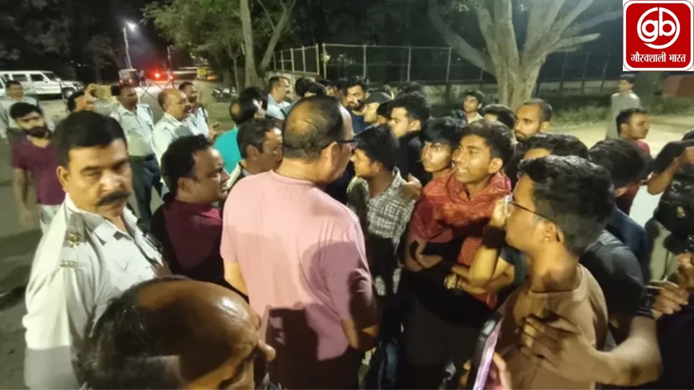 BHU में बुनियादी सुविधाओं पर बवाल: पानी और गंदगी से परेशान छात्रों ने किया सड़क जाम