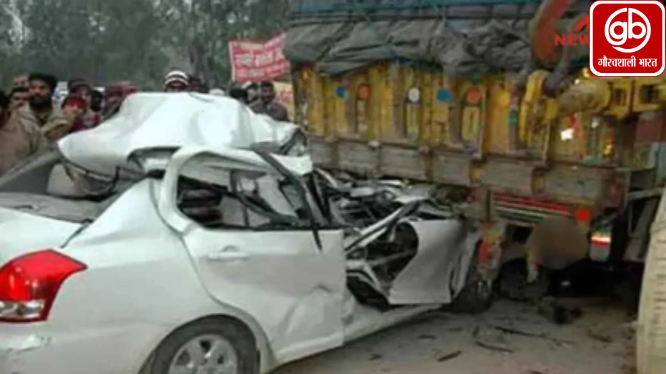 झारखंड: हजारीबाग में सड़क किनारे खड़े हाइवा से टकराई कार, मां-बेटे की मौत