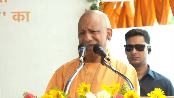 मुख्यमंत्री योगी आदित्यनाथ ने लखनऊ से सोमनाथ स्वाभिमान पर्व यात्रा को दिखाई हरी झंडी