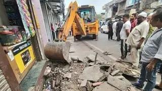 मेरठ: अतिक्रमणकारियों पर पुलिस का चाबुक; देहलीगेट क्षेत्र में अभियान, 46 दुकानदारों पर कानूनी कार्रवाई