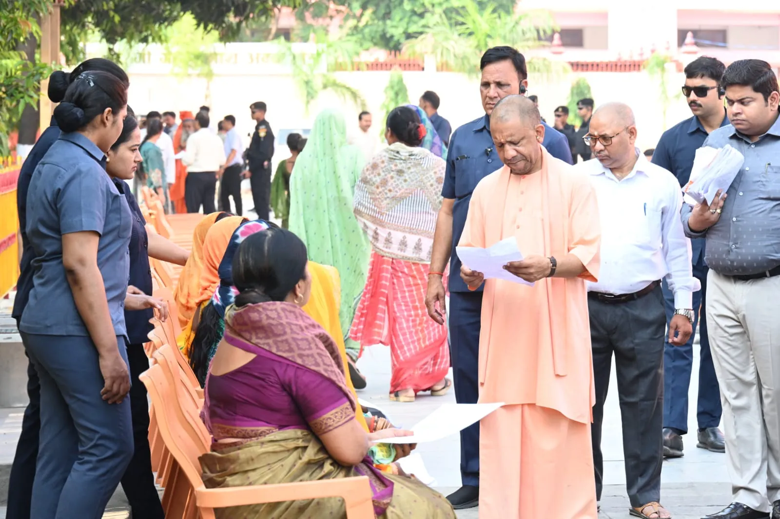 जनता दर्शन में मुख्यमंत्री योगी आदित्यनाथ ने सुनीं 150 लोगों की समस्याएं