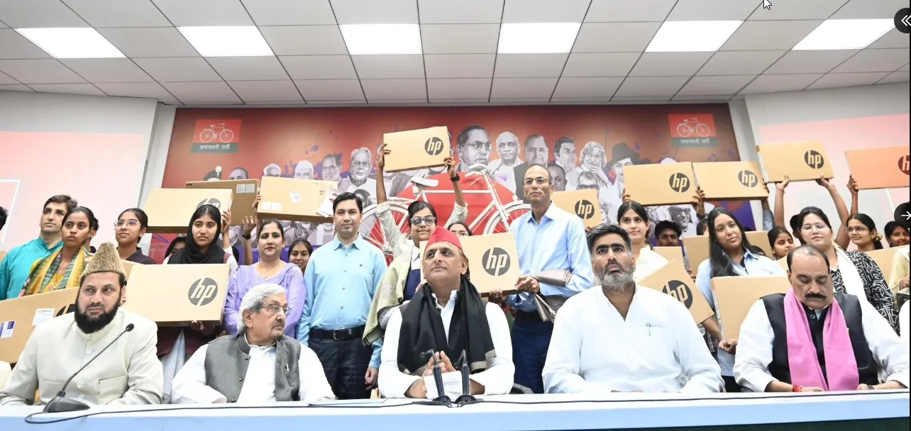 लैपटॉप वितरण कार्यक्रम में गरजे अखिलेश, सिद्धार्थनगर हादसे पर भी उठाए सवाल