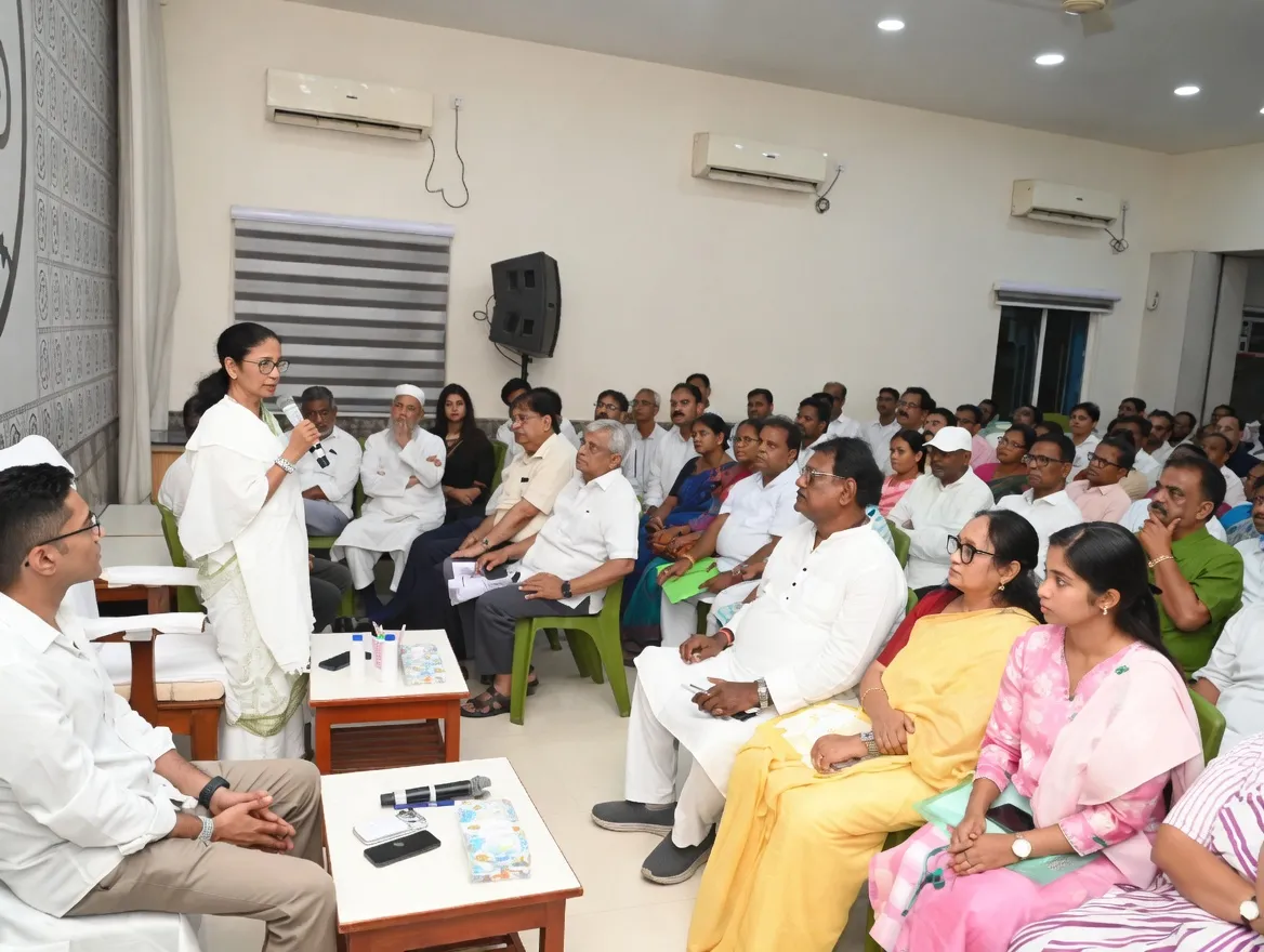 पार्टी दफ्तर फिर खुलेंगे, जरूरत पड़ी तो खुद करूंगी पेंटिंग: ममता बनर्जी