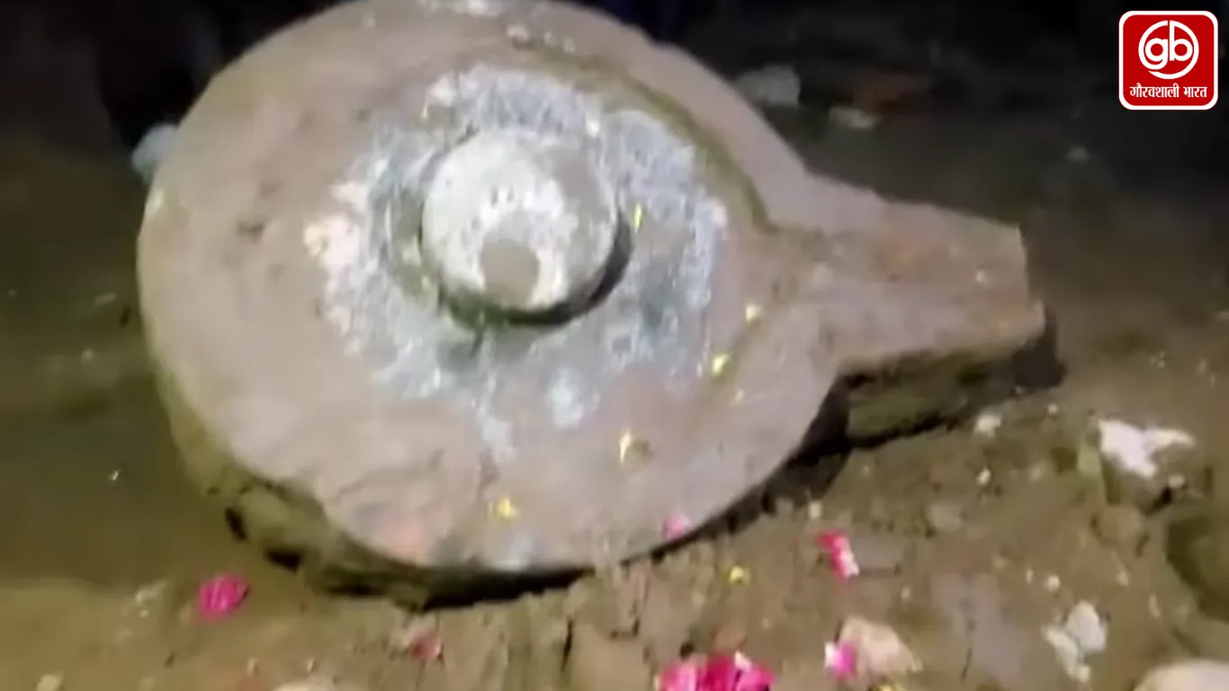उज्जैन के महाकालेश्वर मंदिर क्षेत्र में खुदाई में मिला प्राचीन शिवलिंग, जांच शुरू