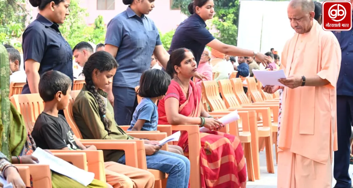 200 लोगों की समस्याएं सुनीं सीएम योगी ने, समाधान के लिए अधिकारियों को दिए दिशानिर्देश