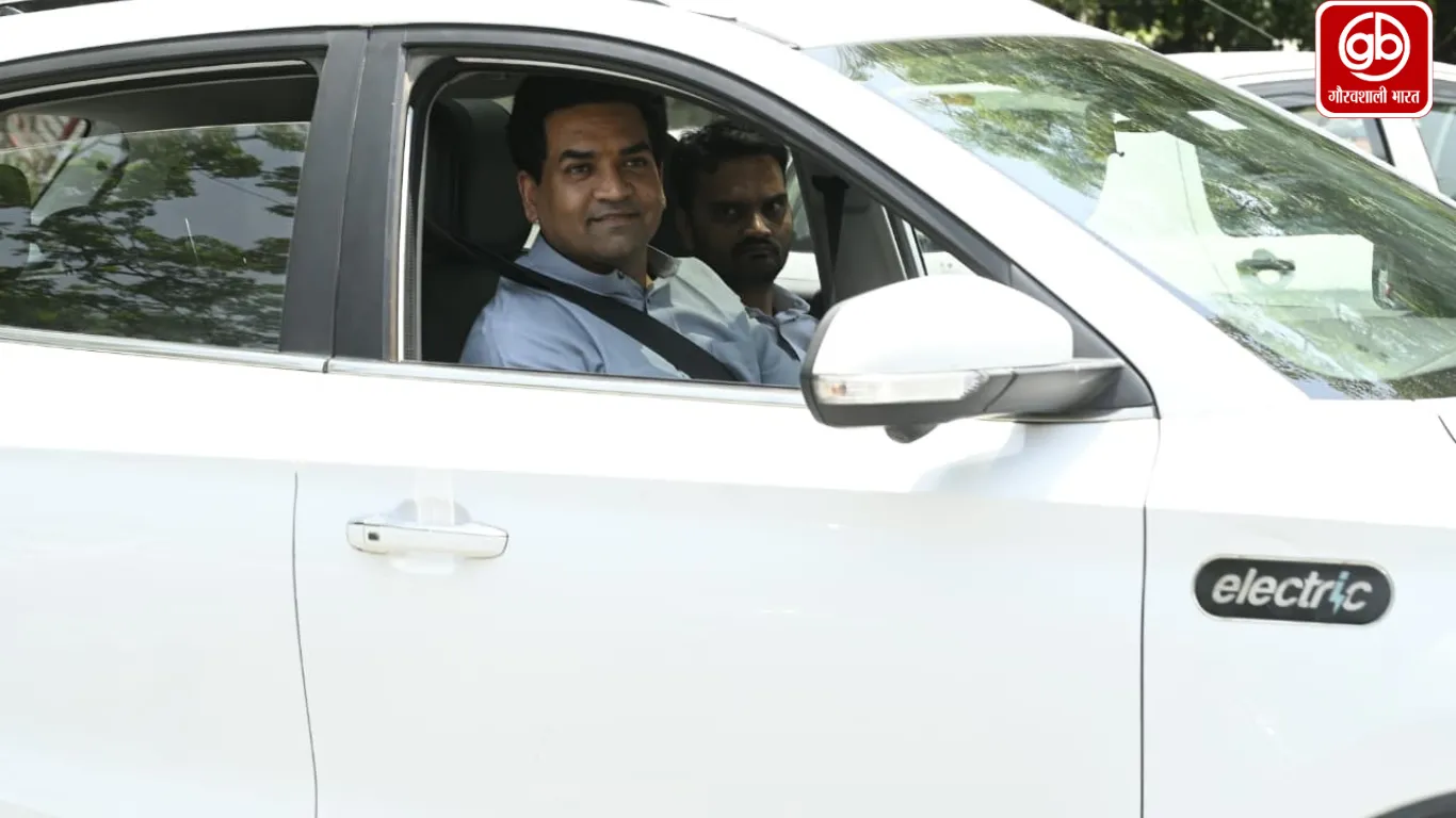 ईवी कार चलाकर पहुंचे दिल्ली सचिवालय कैबिनेट मंत्री कपिल मिश्रा