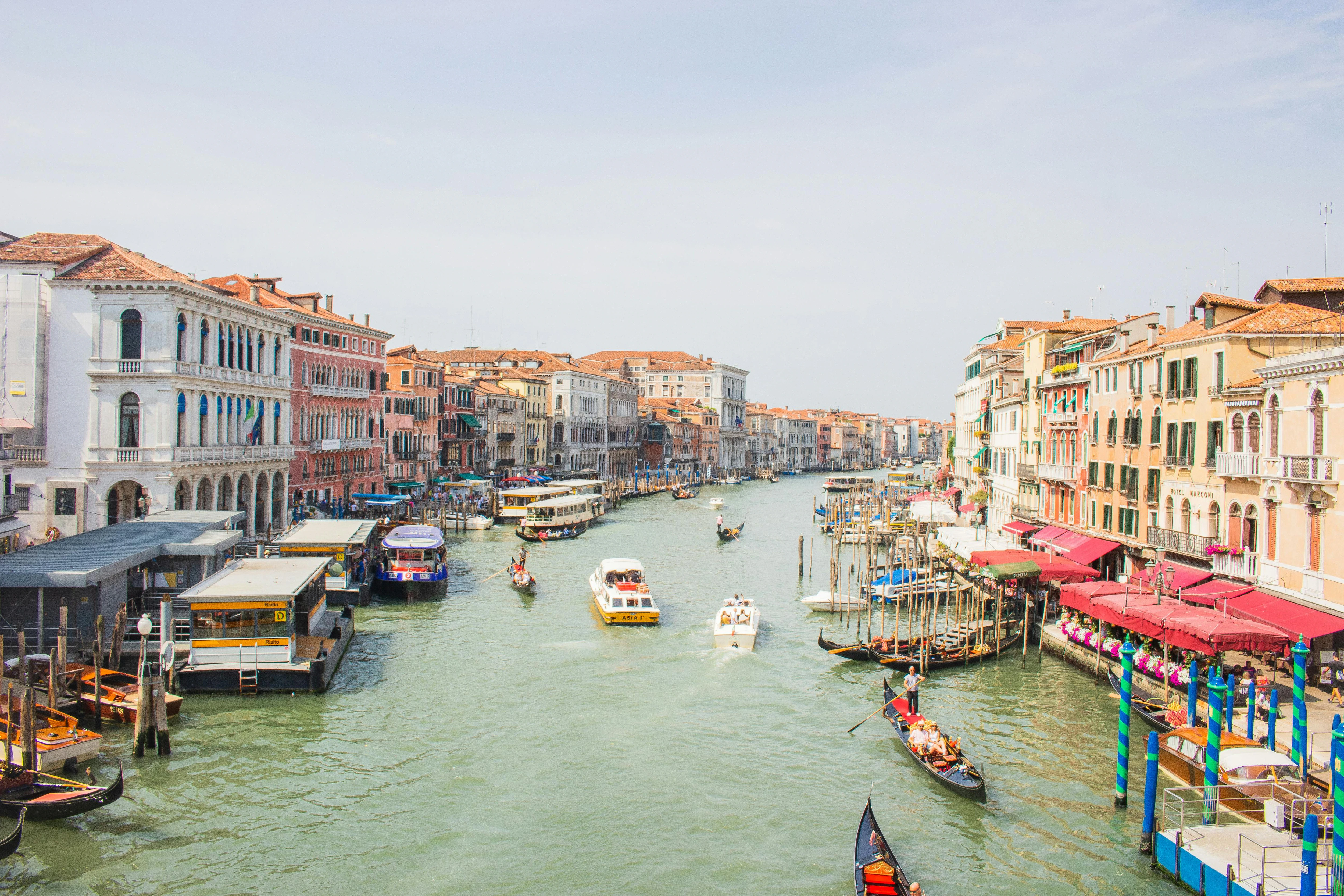 Venice से Kerala तक, पानी पर चलती जिंदगी की 8 शानदार जगहें