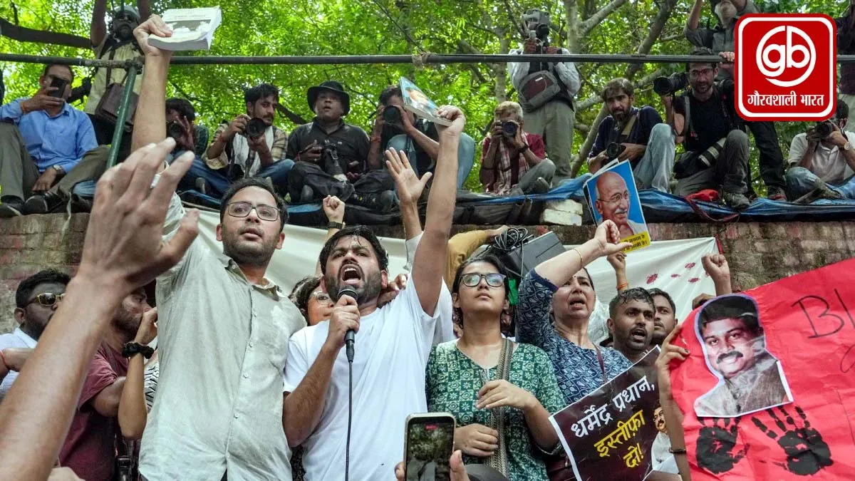दिल्ली में कॉकरोच जनता पार्टी का 5 घंटे प्रदर्शन: शिक्षा मंत्री धर्मेंद्र प्रधान के इस्तीफे की मांग