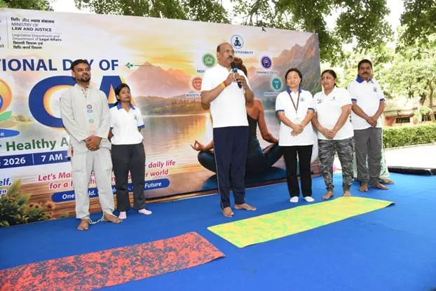 योग दिवस पर विधि मंत्रालय में स्वास्थ्य और संतुलन का संकल्प
