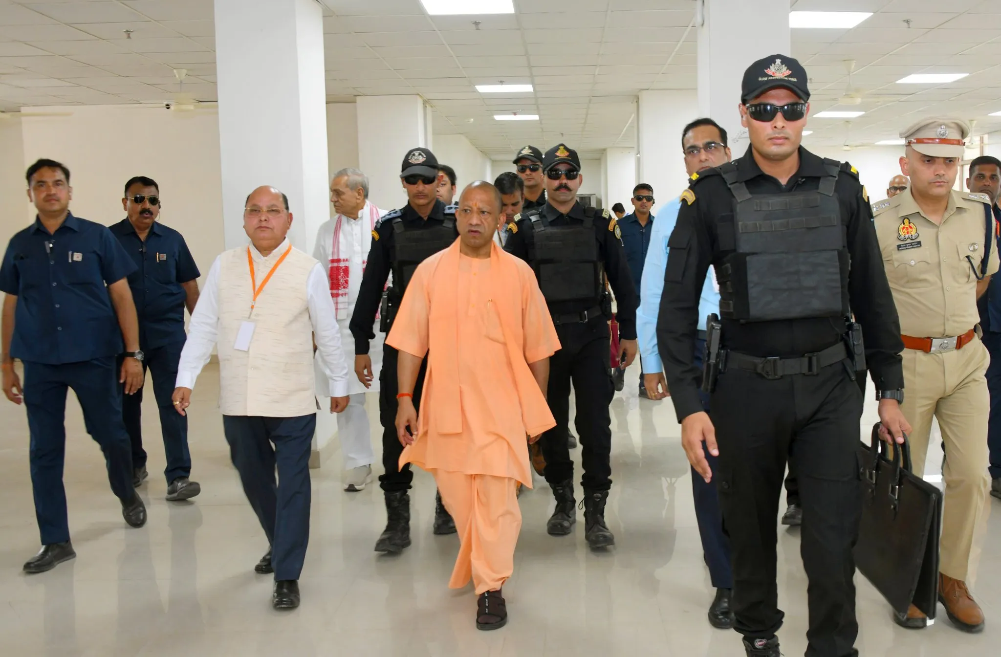 अलीगढ़ दौरा बीच में छोड़ लखनऊ रवाना हुए सीएम योगी,अधिकारियों को मौके पर भेजा