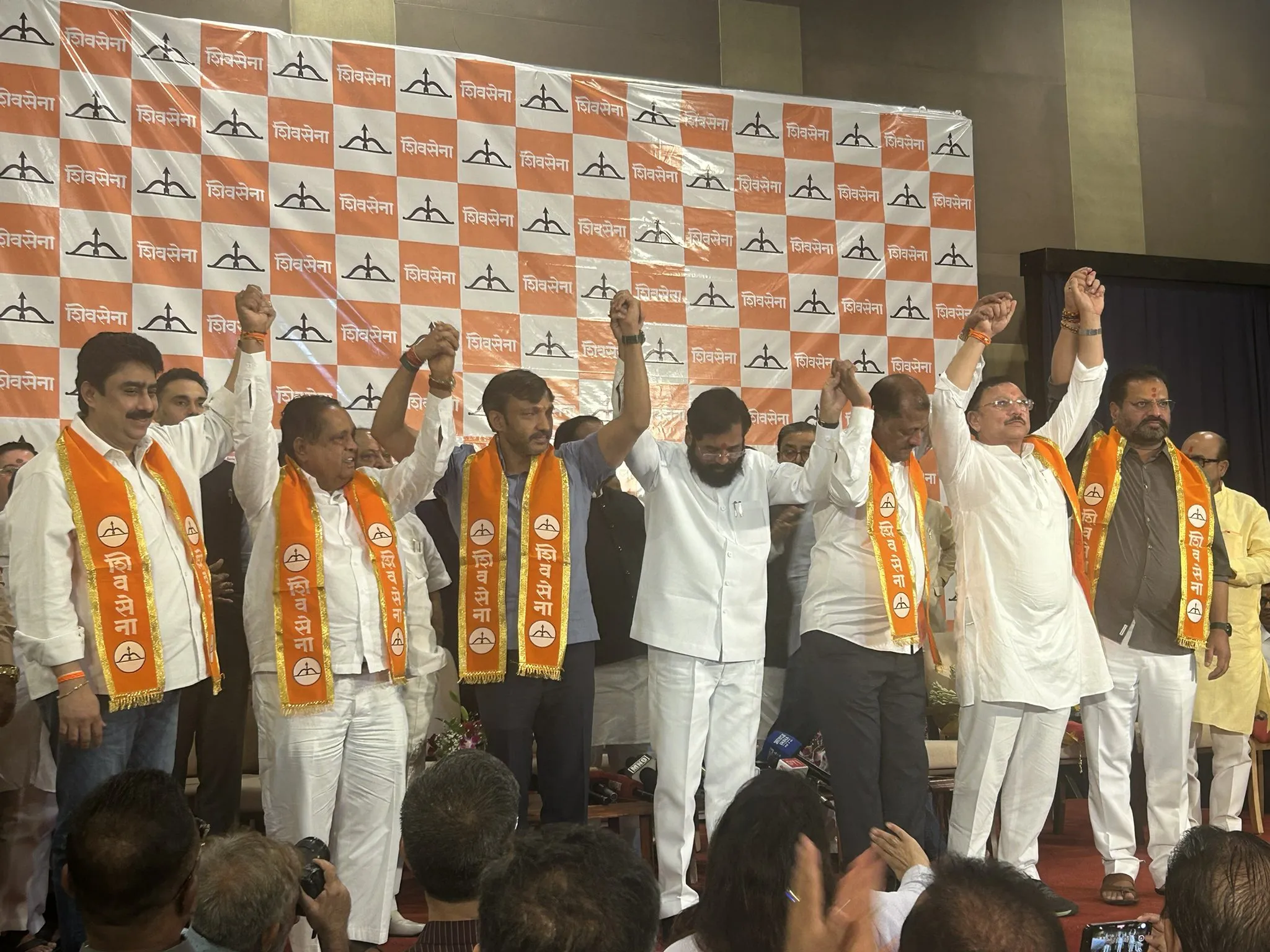 शिंदे के साथ मंच पर पहुंचे UBT सांसद, बदलेंगे सियासी समीकरण
