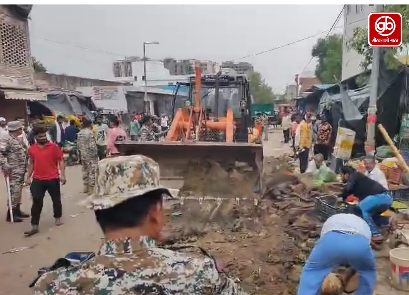 आगरा में अवैध सब्जी मंडी पर चला बुलडोजर