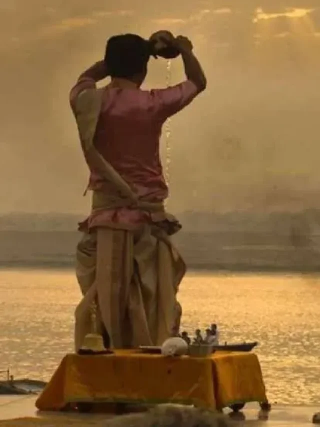 रोज सूर्य देव को जल चढ़ाने से क्या होता है? जानिए सही नियम और चमत्कारी फायदे