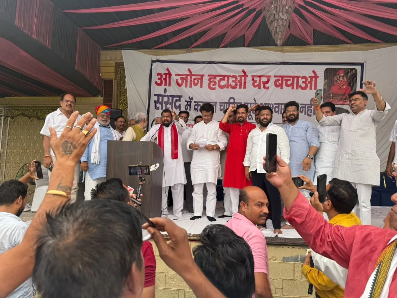 ओ-ज़ोन में बुलडोज़र कार्रवाई के खिलाफ 24 गांवों की महापंचायत, संसद-विधानसभा घेराव की चेतावनी