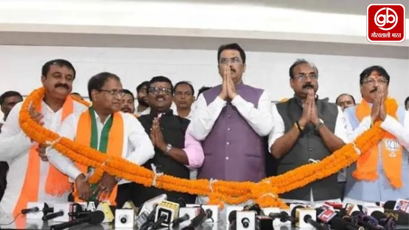 PK को सियासी झटका, दो करीबी नेताओं ने थामा BJP का दामन