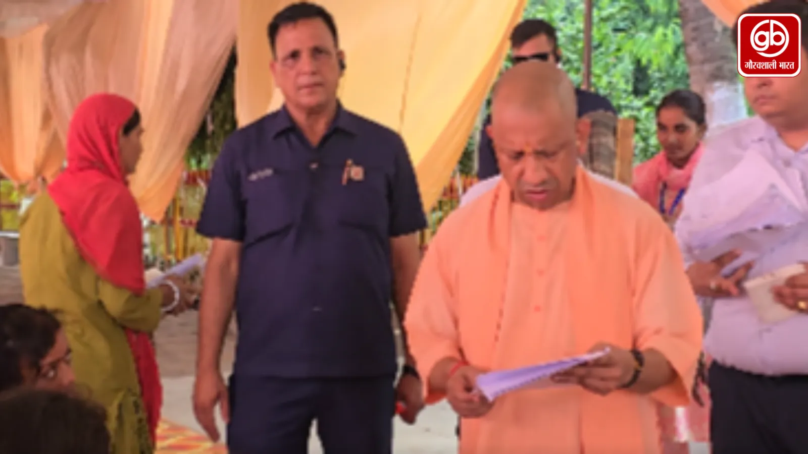 गोरखपुर में जनता से मिले सीएम योगी, शिकायतों पर तुरंत कार्रवाई के निर्देश
