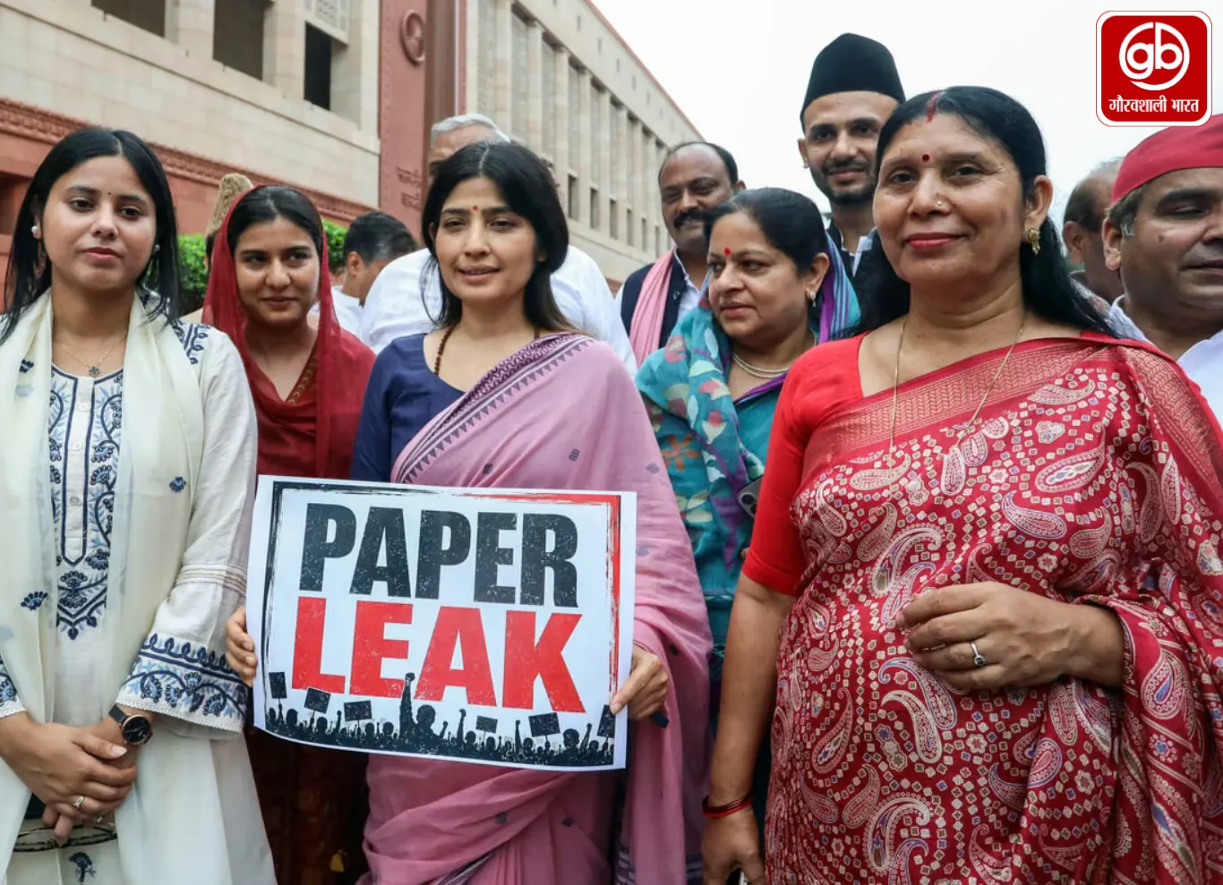 सरकार छात्रों और युवाओं के सवालों से क्यों बच रही है-डिंपल यादव