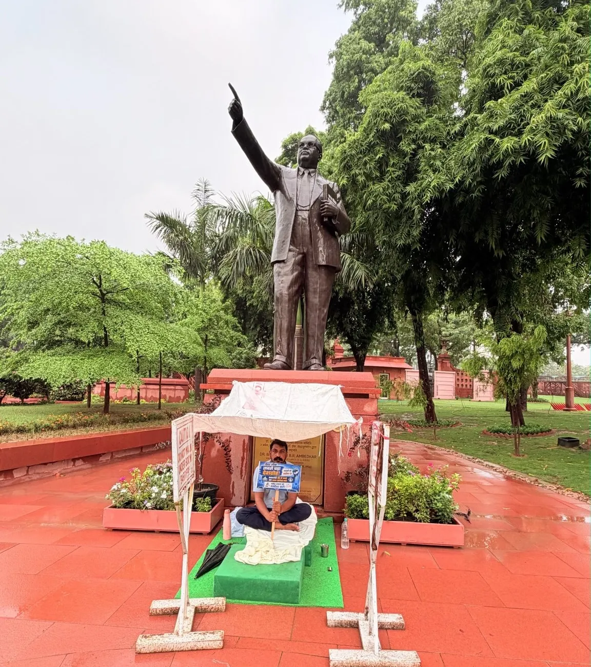 संसद परिसर में चंद्रशेखर आज़ाद का प्रदर्शन