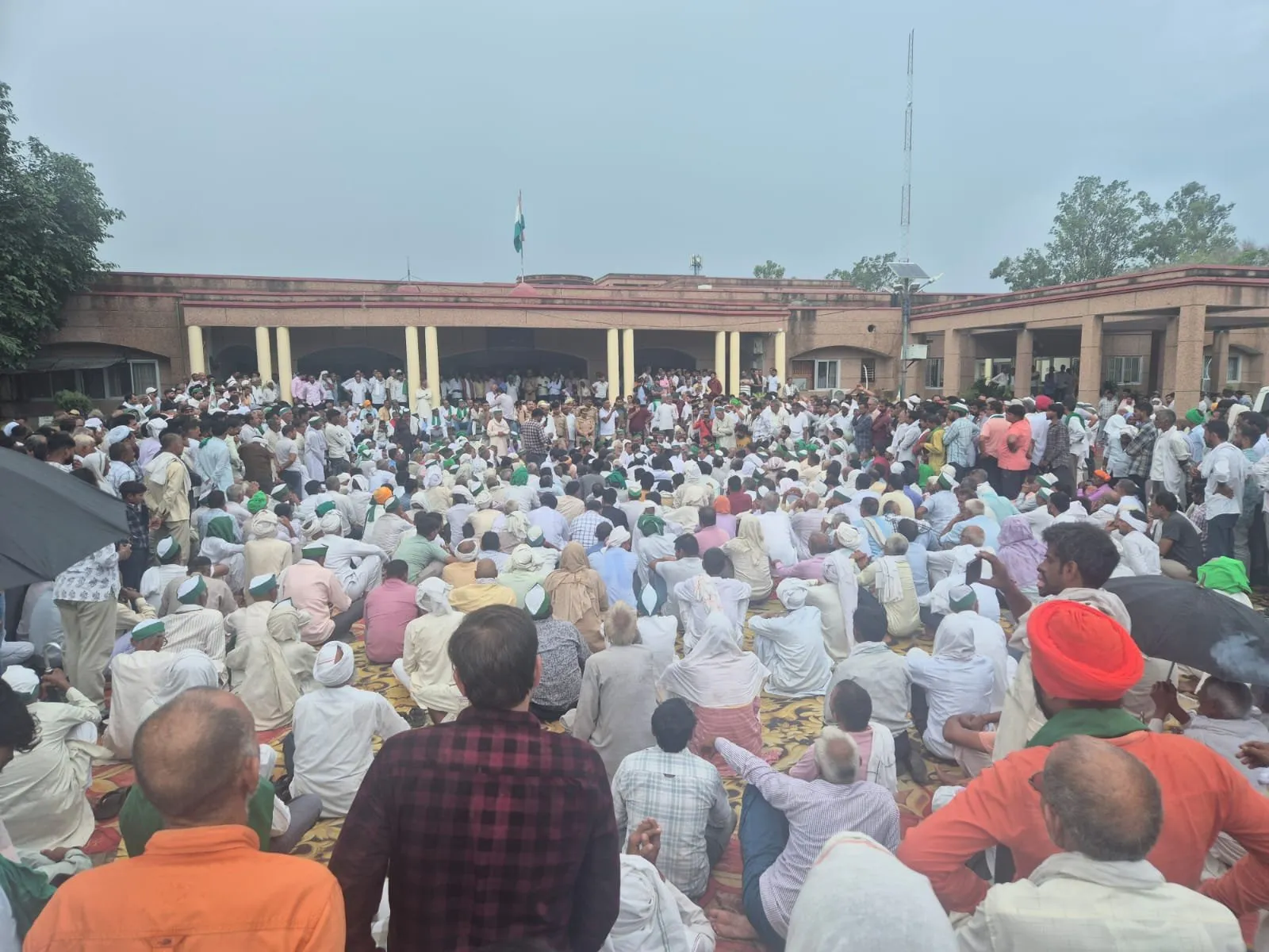 अमरोहा में किसानों का शक्ति प्रदर्शन, भाकियू ने कलेक्ट्रेट का किया घेराव