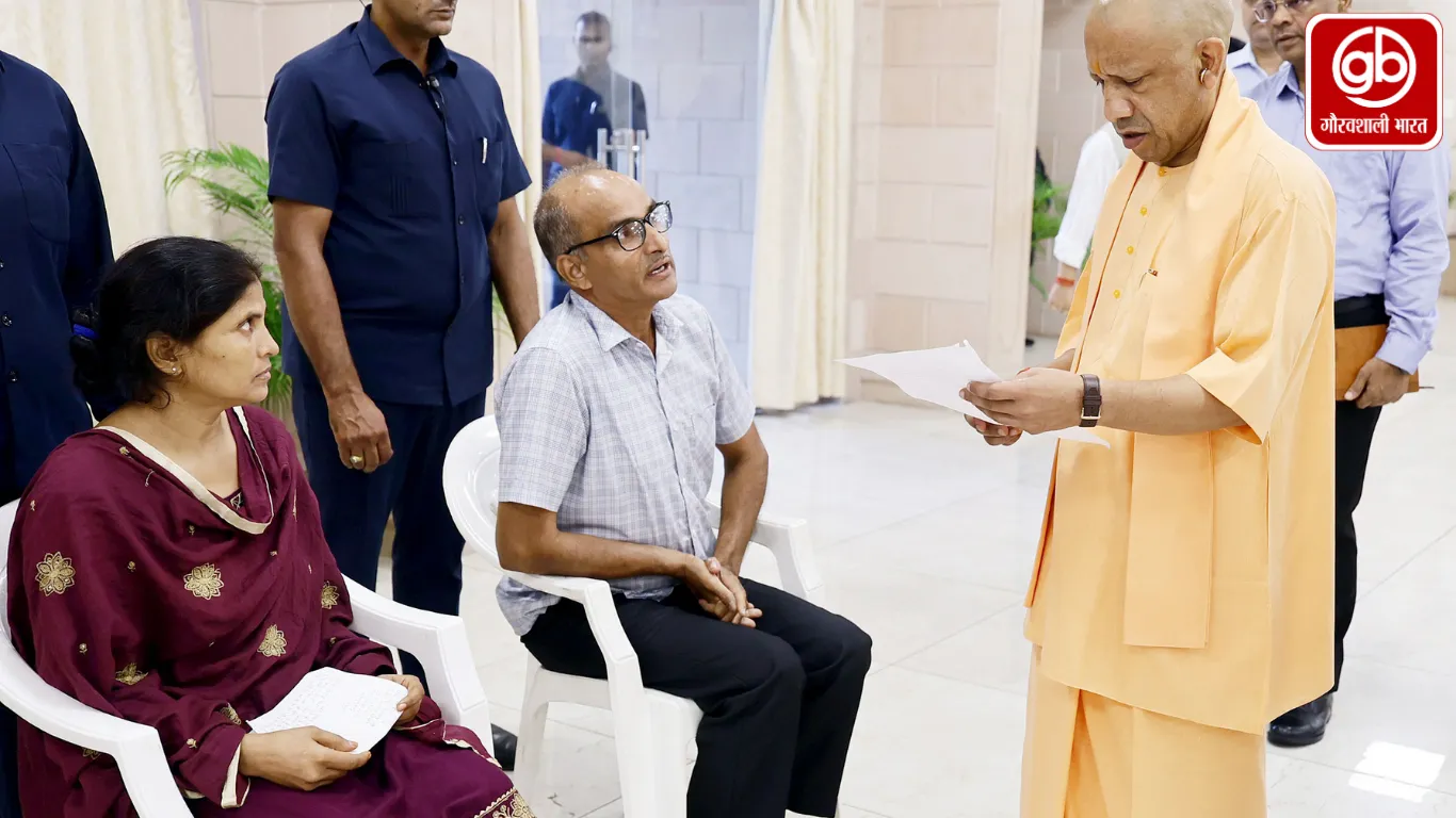 जनता दर्शन में सीएम योगी ने सुनी फरियाद, बच्चों को चॉकलेट और खिलाड़ियों को दिया बड़ा संदेश