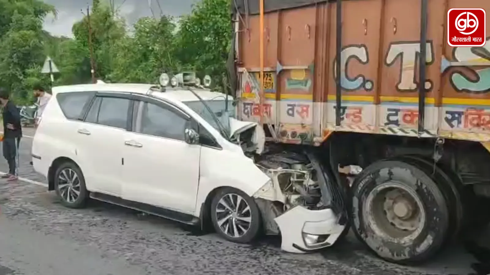ललितपुर में सड़क हादसा, भाजपा प्रदेश अध्यक्ष किरण सिंह देव घायल हुए