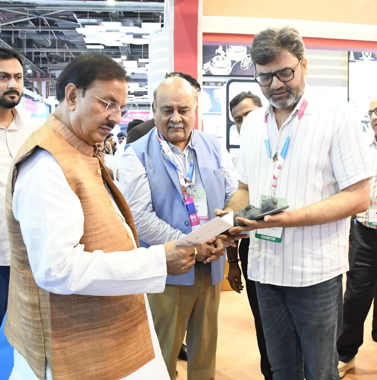 वर्ल्ड गिफ्ट्स एक्सपो 2026 में भारतीय हस्तशिल्प एवं हैंडलूम की शानदार प्रस्तुति, सांसद डॉ. महेश शर्मा ने किया मेले का भ्रमण