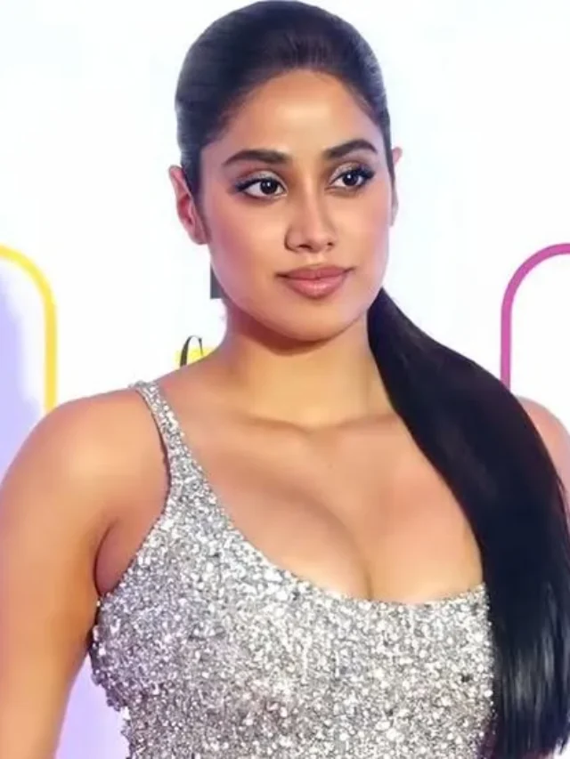 भगवान के आशीर्वाद से शुरू हुआ जाह्नवी कपूर का साल, साड़ी लुक ने जीता फैंस का दिल