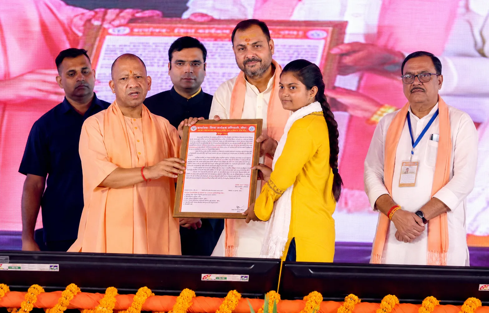 मुख्यमंत्री ने विभिन्न योजनाओं के लाभार्थियों को भी प्रशस्ति पत्र, प्रमाण पत्र, चाबी आदि सौंपी