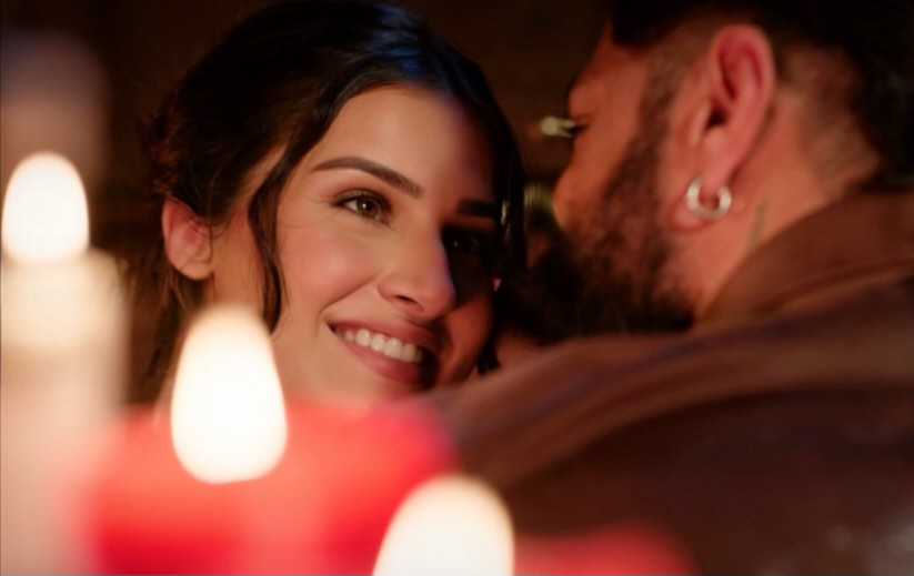 फिल्म 'टॉक्सिक' से यश और तारा सुतारिया की नई तस्वीरें सामने आई हैं। दोनों की ऑन-स्क्रीन केमिस्ट्री ने रिलीज़ से पहले ही फैंस का ध्यान खींच लिया है।