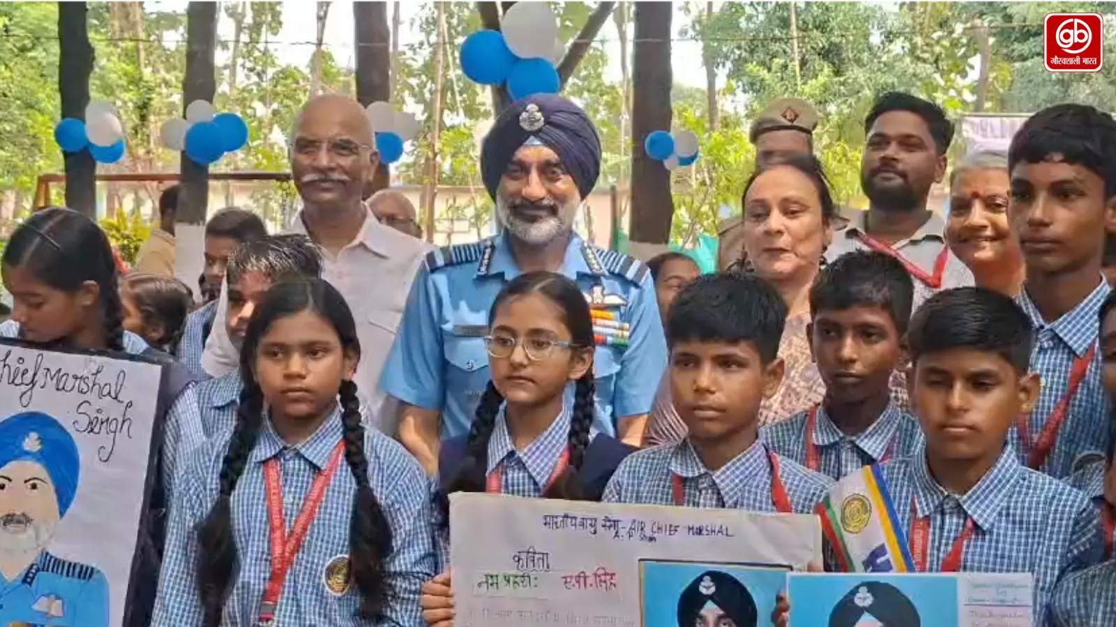 गोरखपुर में एयर चीफ मार्शल ने युवाओं से मुलाकात, लाइब्रेरी का शुभारंभ किया