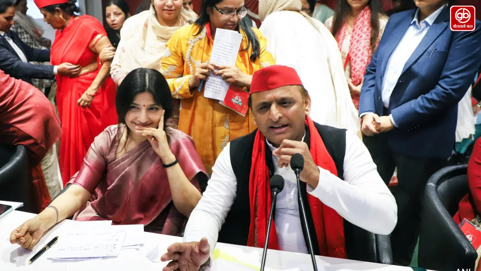 डिंपल यादव के सीएम फेस पर अखिलेश की मुस्कान, बढ़ी सियासी अटकलें