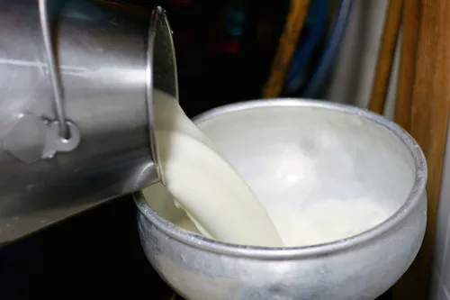 महंगाई का बड़ा झटका, दूध की कीमतों में 9 रुपये की बढ़ोतरी