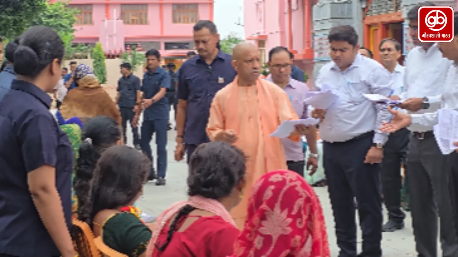 गोरखपुर में जनता दर्शन, सीएम योगी ने समस्याएं सुन दिए त्वरित निर्देश