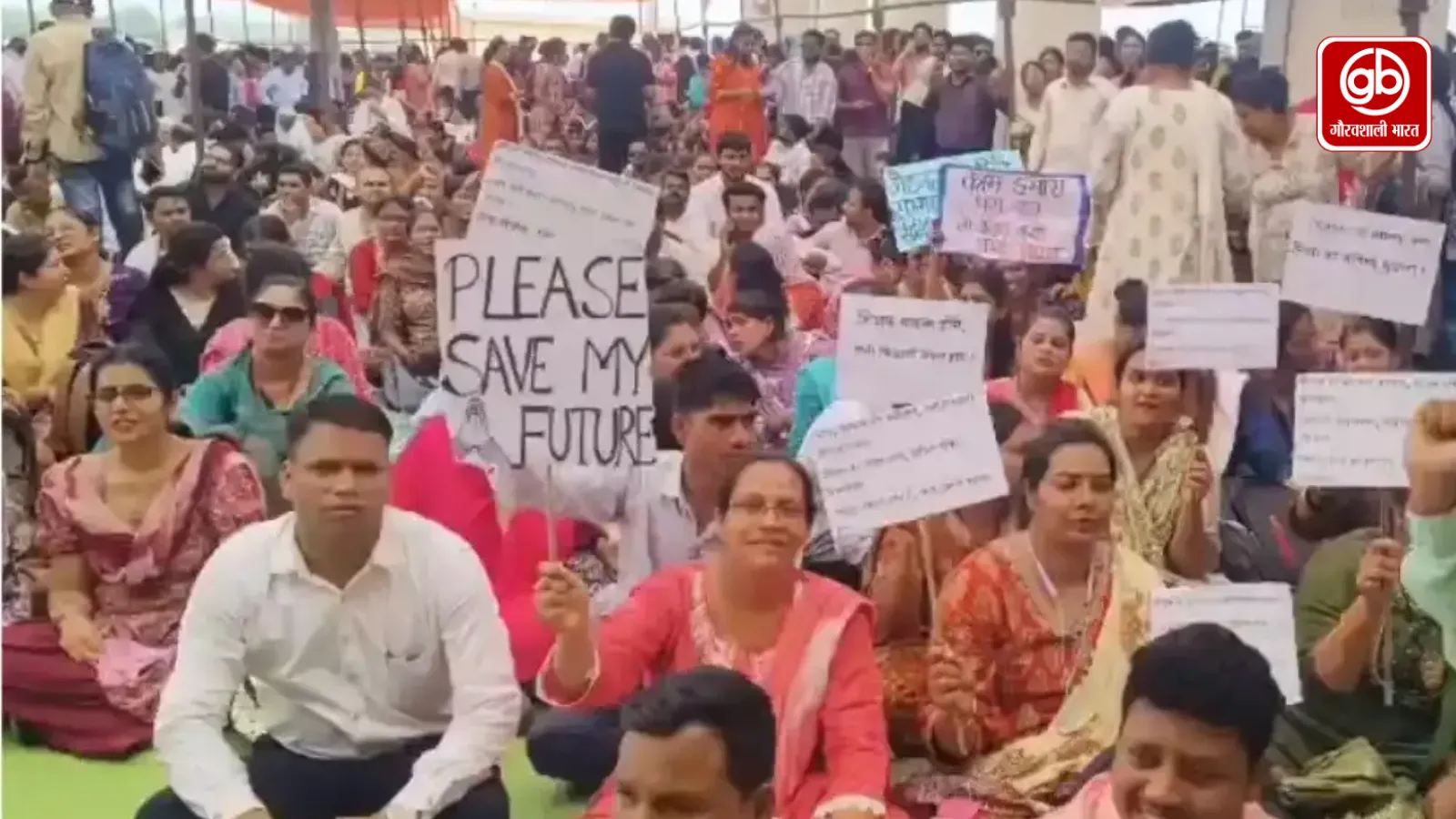 स्वामी आत्मानंद के संविदा शिक्षक-कर्मचारी उतरे धरने पर