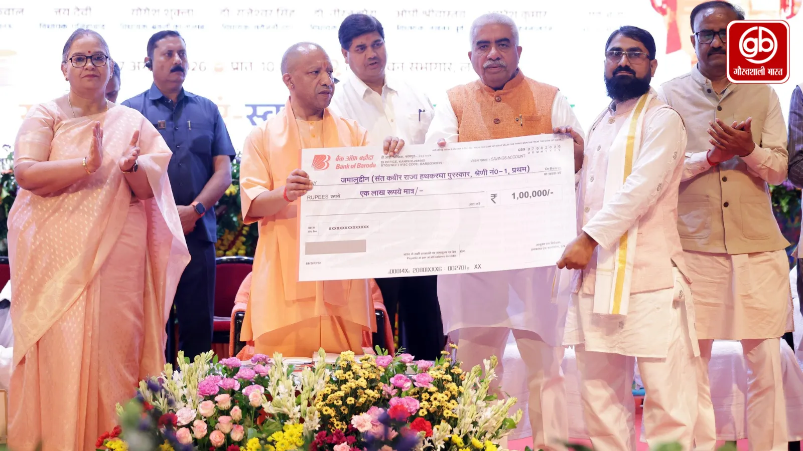 योगी सरकार की योजनाओं व प्रोत्साहन से बढ़ा बुनकरों का भरोसा