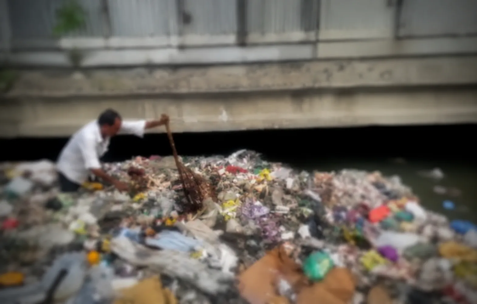 बेटे की तलाश में नाले में उतरा पिता, तस्वीर ने रुलाया!