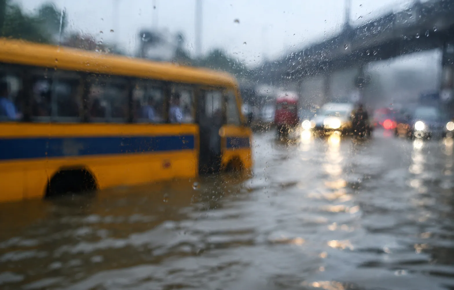 गुरुग्राम में बारिश का कहर, जलभराव में फंसी स्कूली बसें