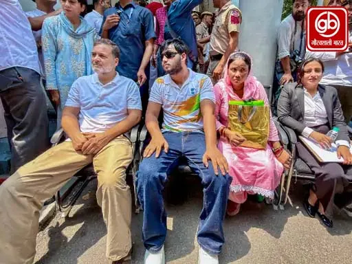 राहुल गांधी का संसद मार्ग थाने के बाहर धरना
