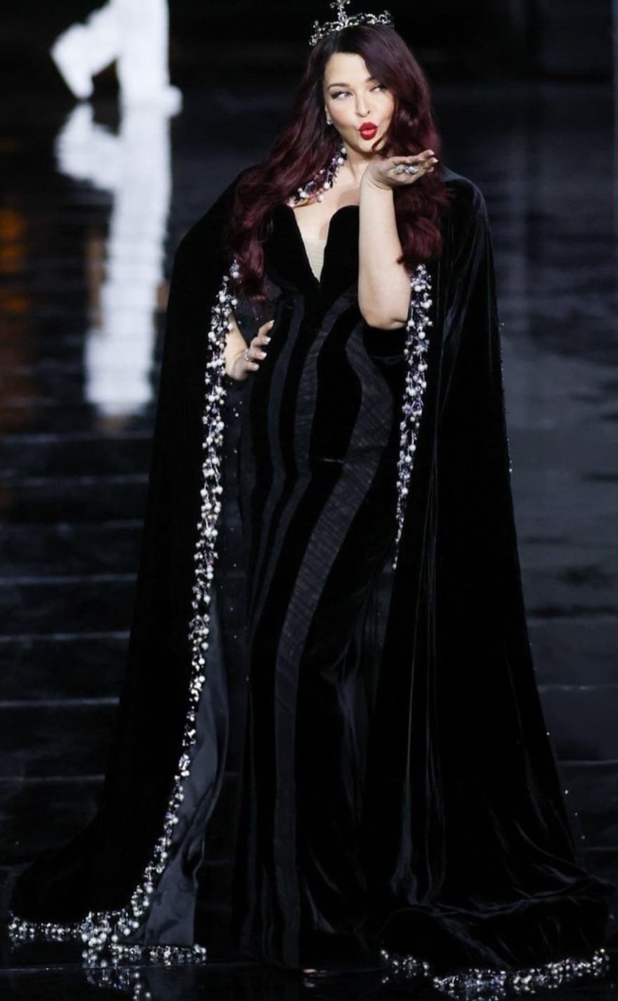रेड-बर्गंडी हेयर के साथ Aishwarya का नया लुक
