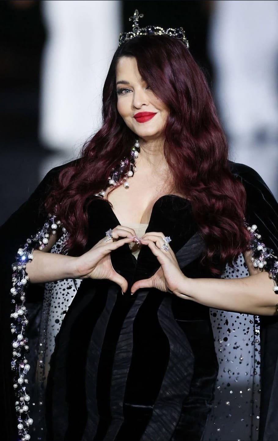 Paris Fashion Week में Aishwarya ने बिखेरा अपना जलवा