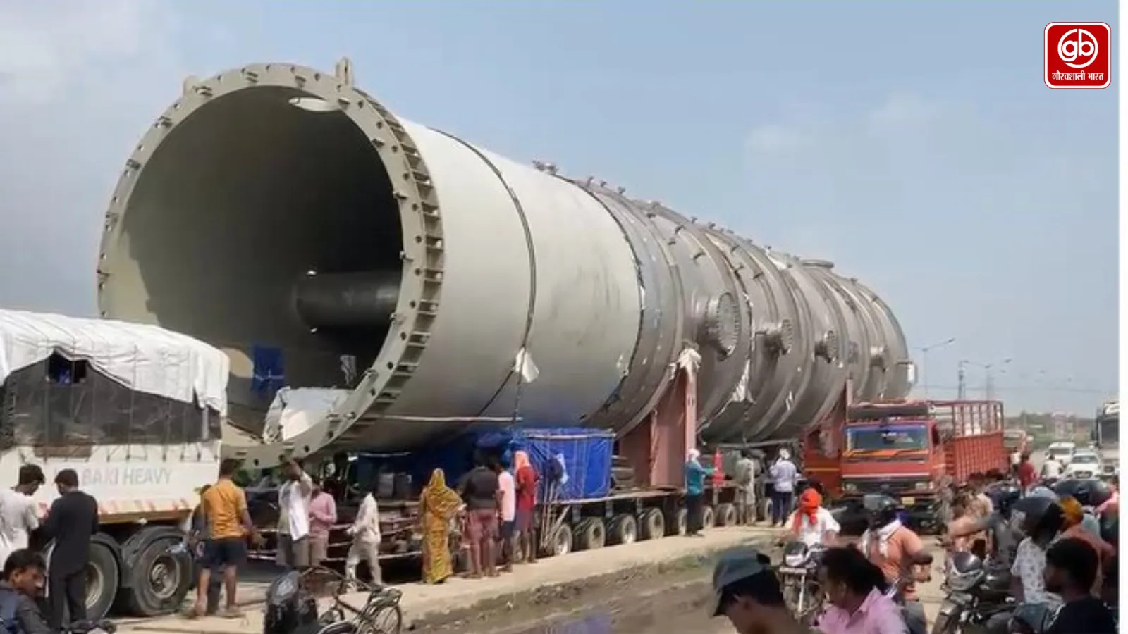 वाराणसी पहुंचा 308 पहियों वाला ट्रक, एथेनॉल वेसल देखने उमड़ी लोगों की भीड़