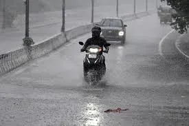 बारिश से यूपी बेहाल, 26 जिलों में स्कूल बंद, कानपुर में परीक्षाएं स्थगित