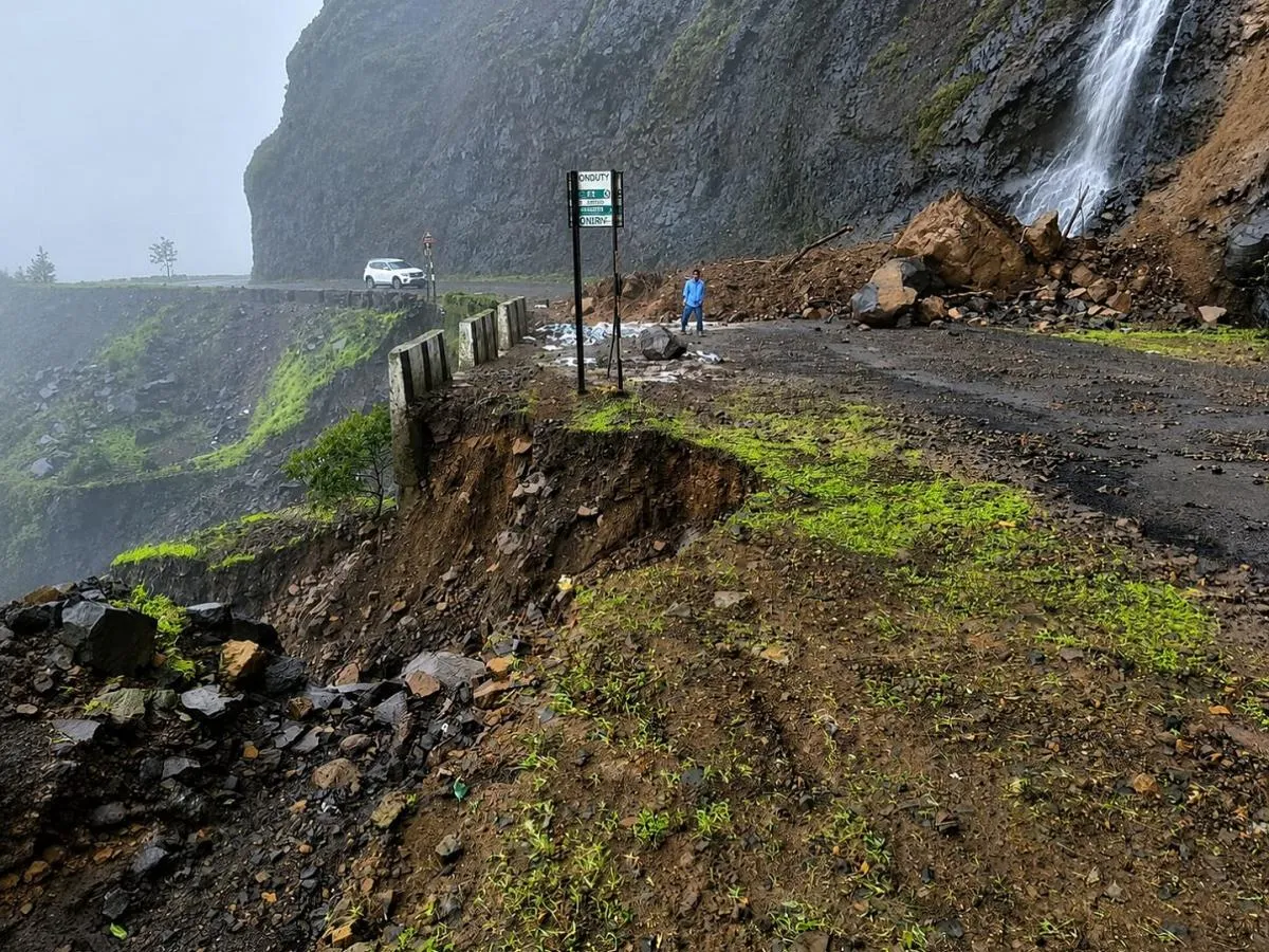 रघुवीर घाट पर भूस्खलन, सतारा के 20 गांवों का संपर्क टूटा