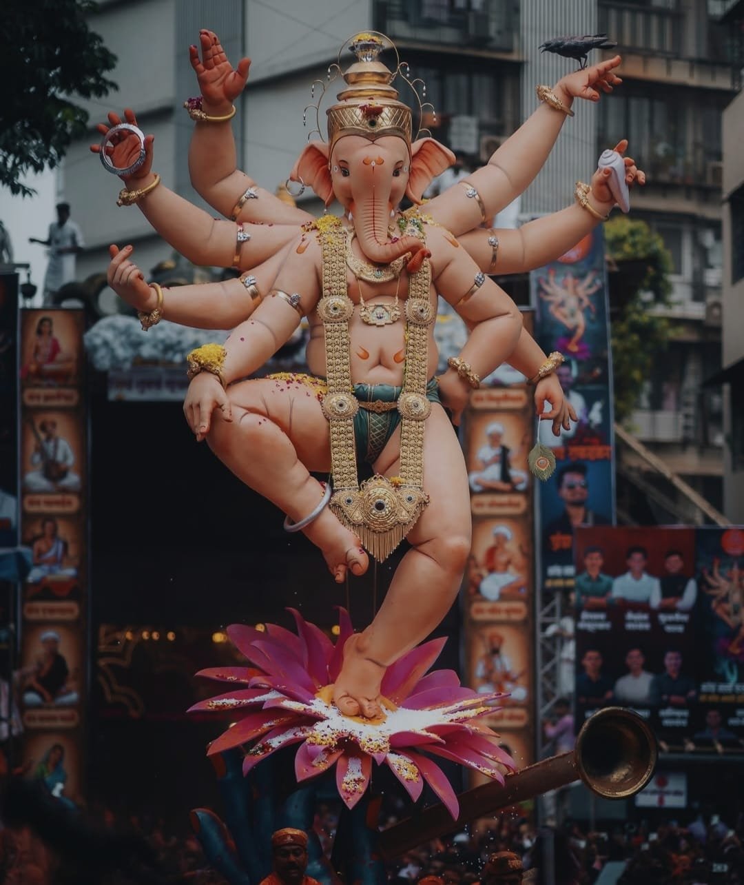 श्रद्धा से निहारे बप्पा के चरण