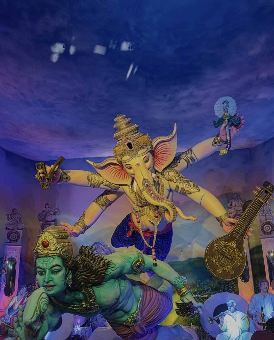 भव्य श्रृंगार में विराजे गणराज