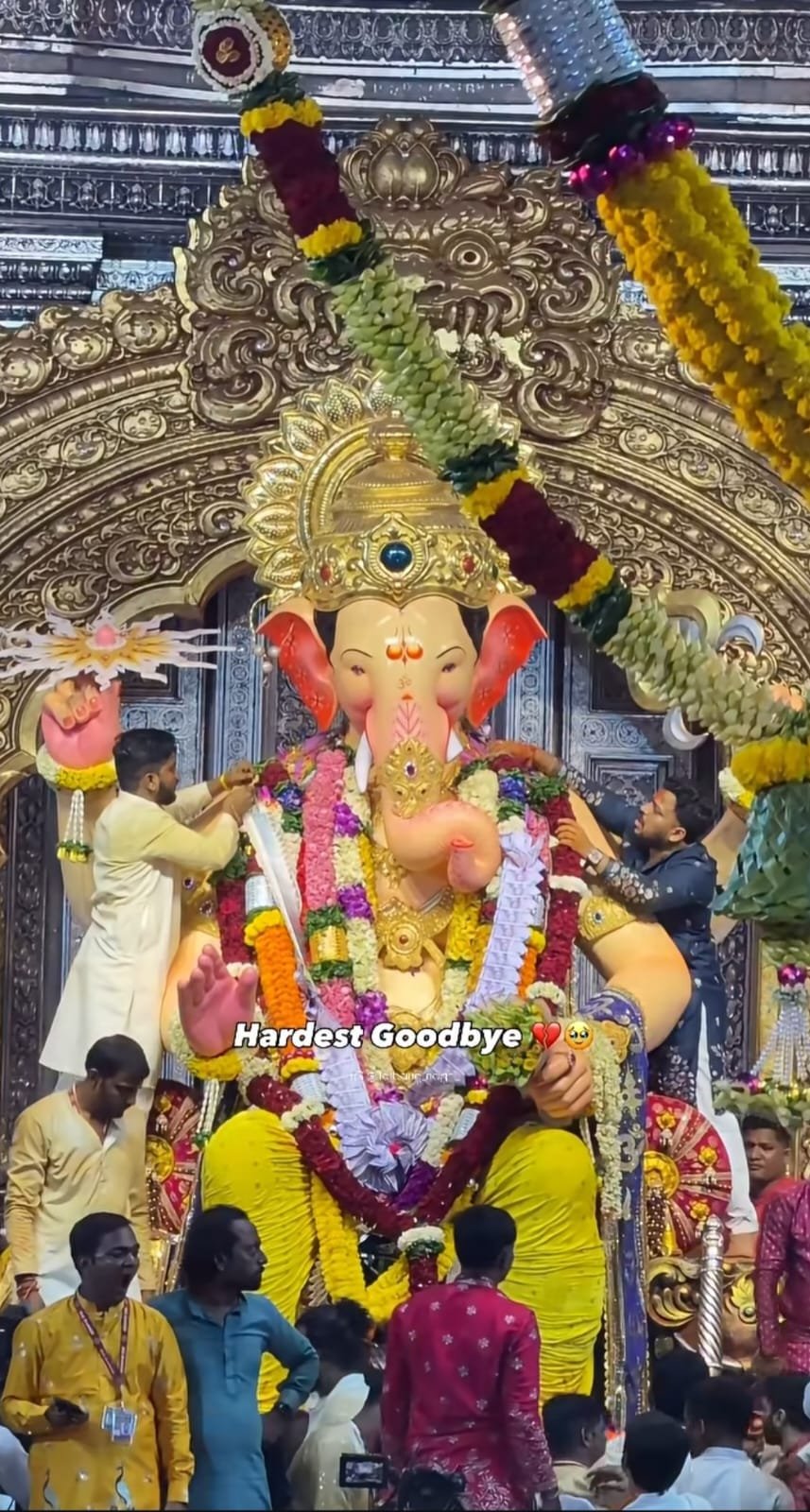 दिव्य आभा में लालबागचा राजा
