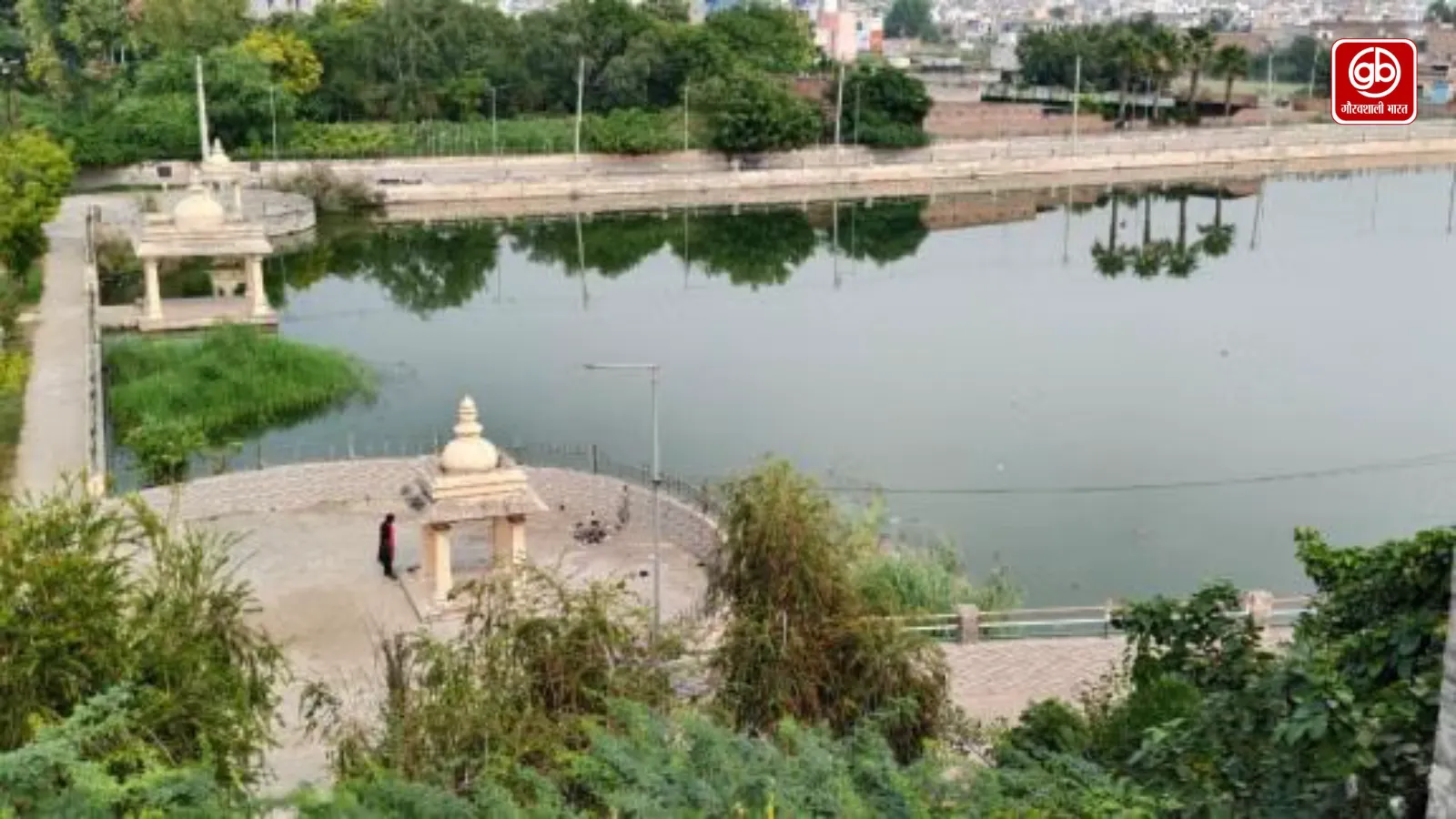 हांसी की ऐतिहासिक झील बदहाल, काला पानी और टूटी ग्रिल बनी परेशानी