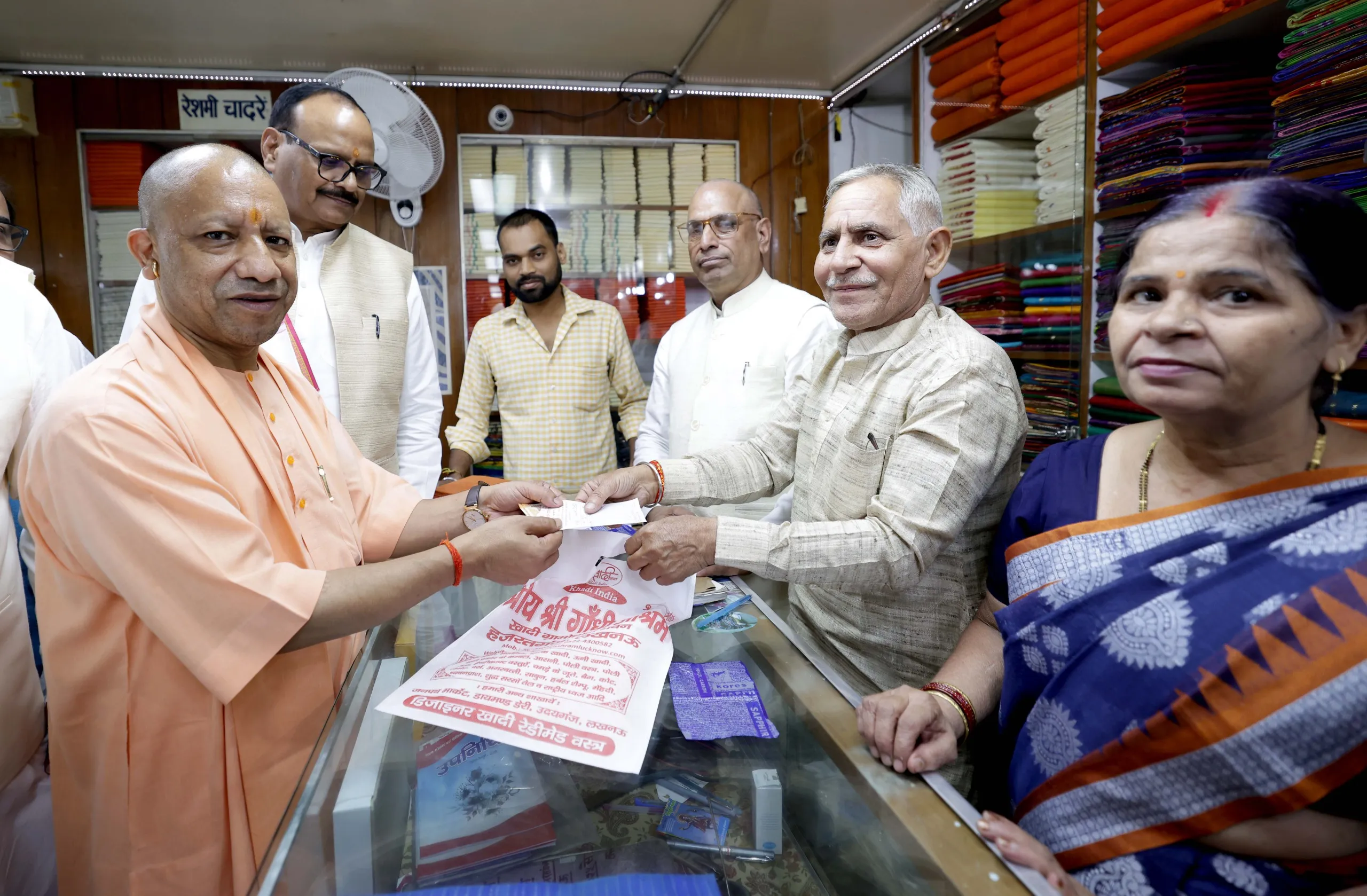 गांधी जयंती पर योगी ने खरीदा खादी का गमछा, दिया संदेश